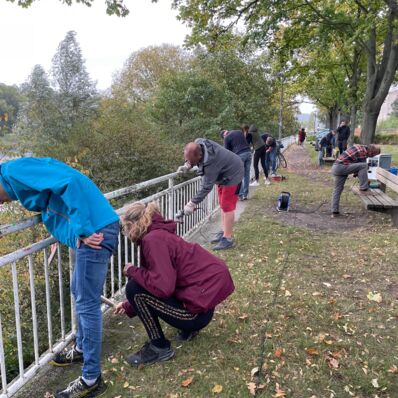 Anpacken im Brückenpark - Geländer abschleifen
