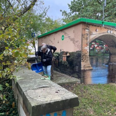 Anpacken im Brückenpark - Es helfen alle mit