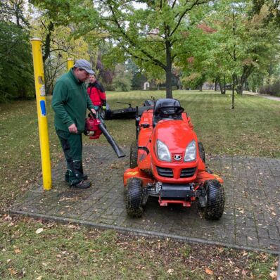 Anpacken im Brückenpark - Rasenmäher im Regen
