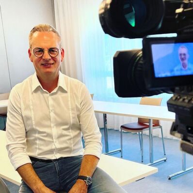 Portrait Ralf Thiele mit Kamera