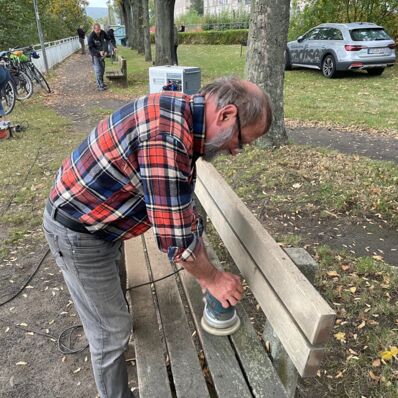 Anpacken im Brückenpark - Bänke schleifen