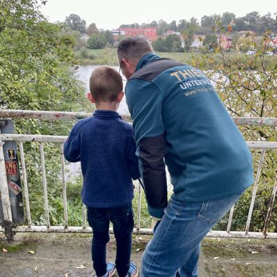 Anpacken im Brückenpark - Ralf Thiele mit kleinem Helfer