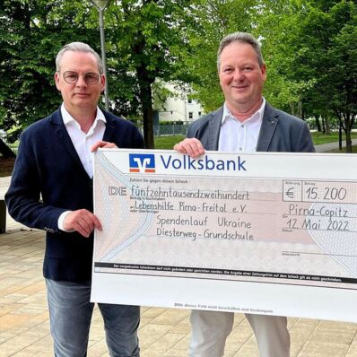 Ralf Thiele mit Spendenscheck für die Lebenshilfe Pirna-Sebnitz-Freital e.V.