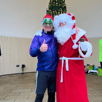 Ralf Thiele beim Weihnachtsmützenlauf an der Ostsee
